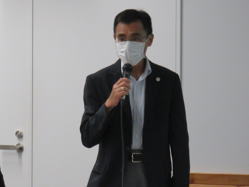 説明者（山田所長）