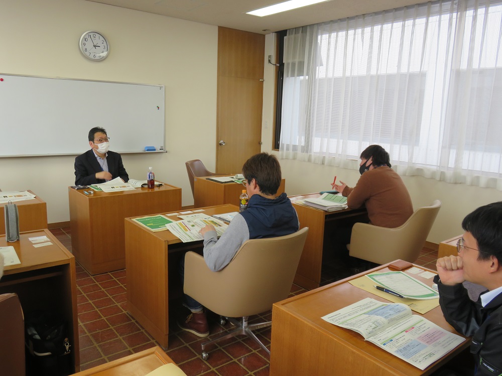 質問する研修生