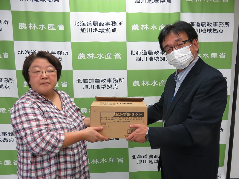 災害時用備蓄食料品の受け渡し