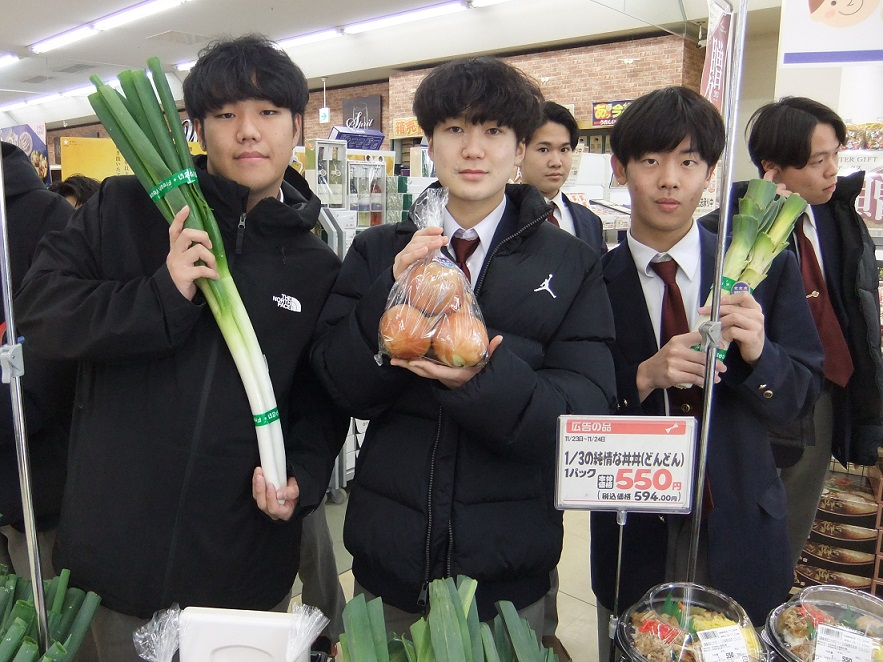 【環境負荷低減をアピールする生徒】