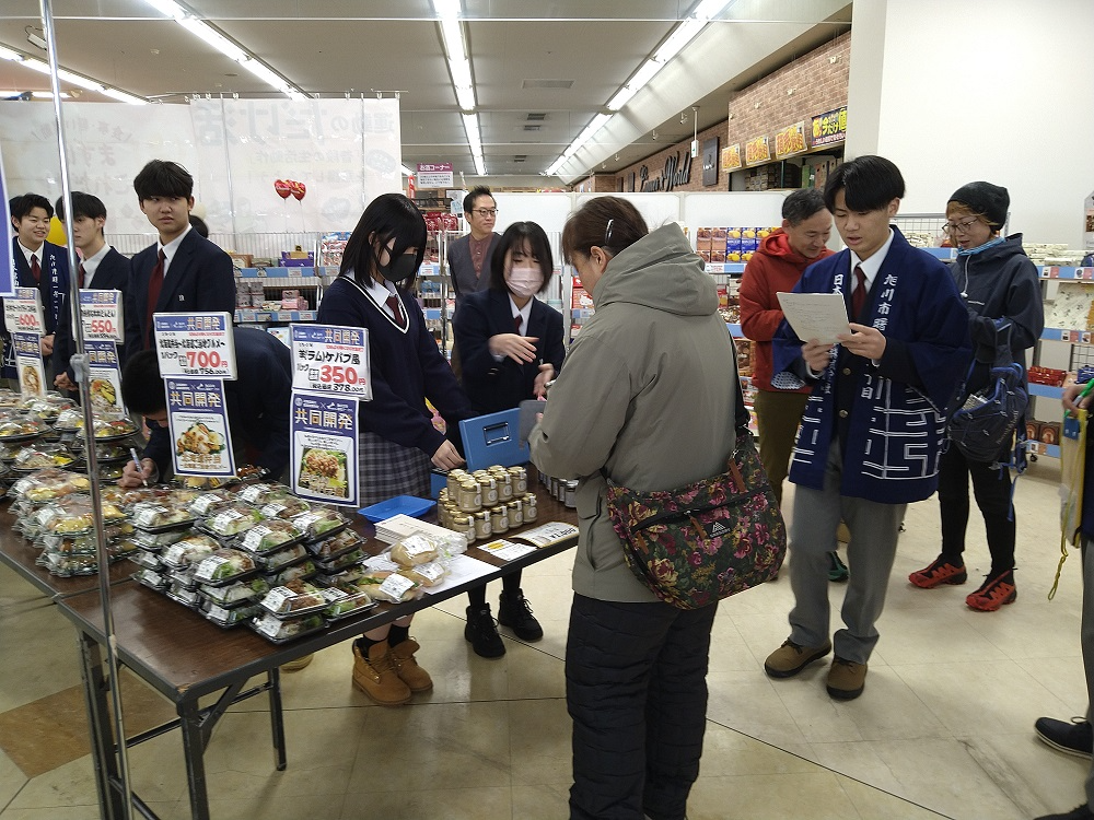 地元スーパーでの販売の様子2月16日