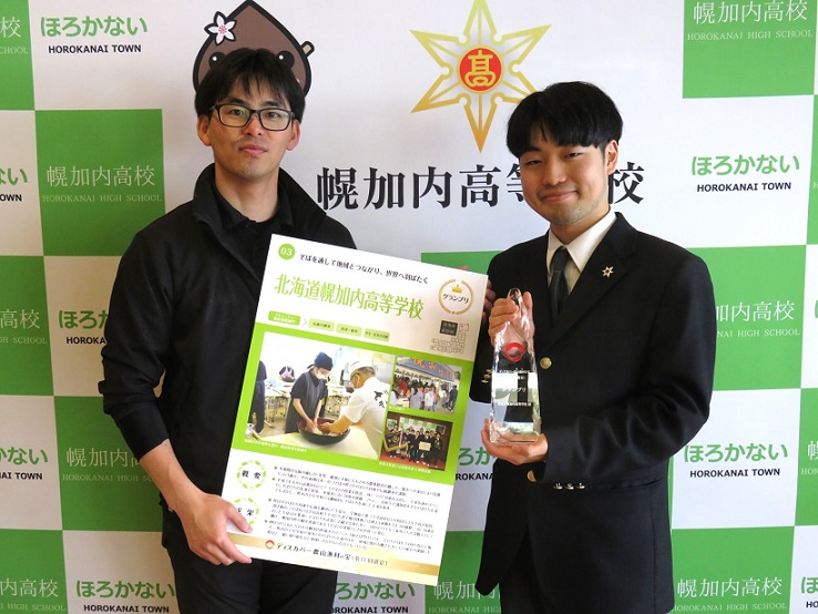 左から顧問の大森教諭、生徒代表の作田さん