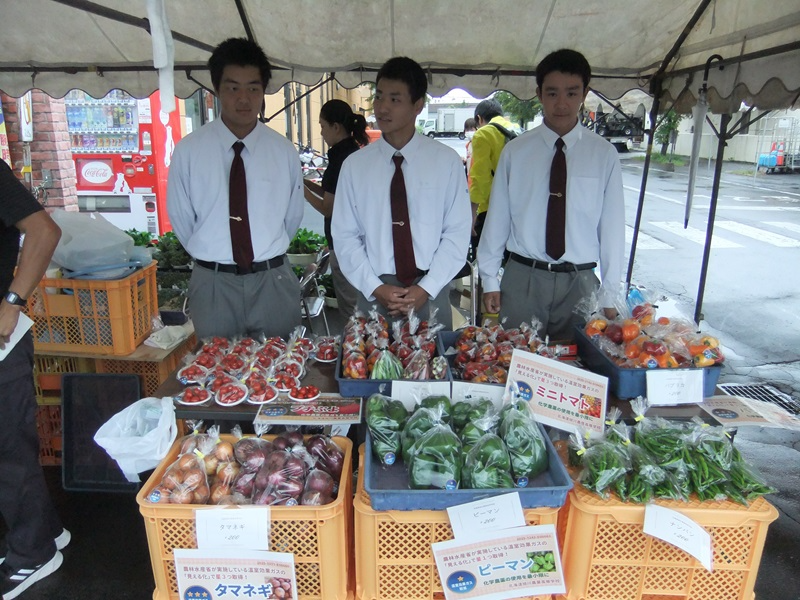 地産地消収穫祭でみえるらべるの野菜を販売