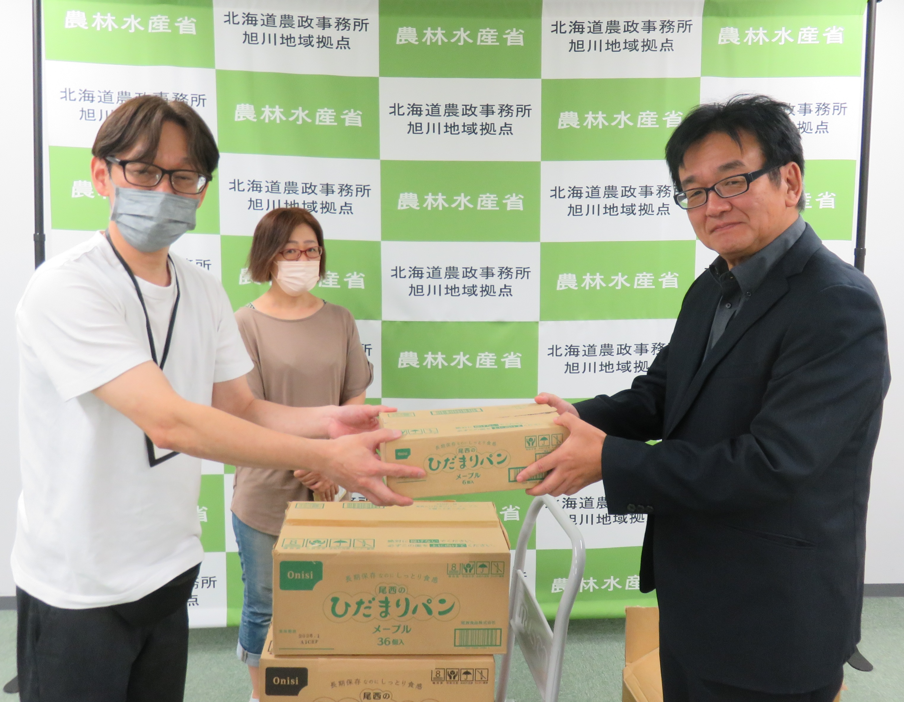 災害時用備蓄物品をフードバンク活動団体へ提供しました。