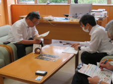 松前町長(左２人目)との意見交換の様子