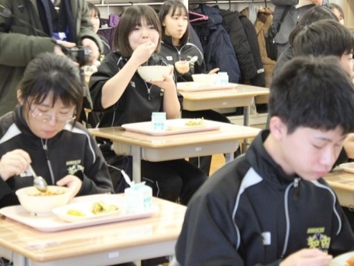 食事をする生徒たち
