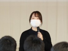 エゾシカ肉の栄養価を説明する相馬　彩花氏