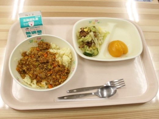 提供された給食「えぞ鹿肉ドライカレー」ほか
