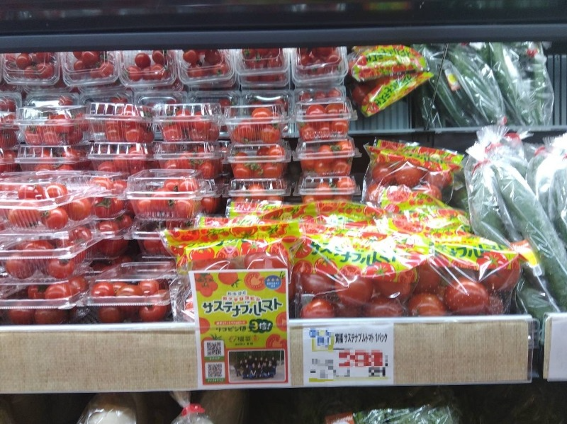 店舗で掲示しているポップとトマトの販売の様子