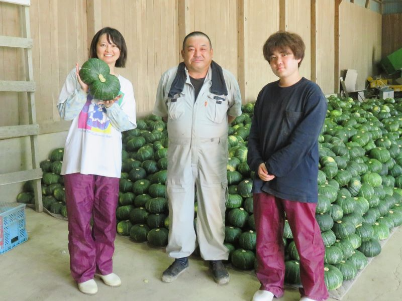 参加者（左、右）と生産者（中央）