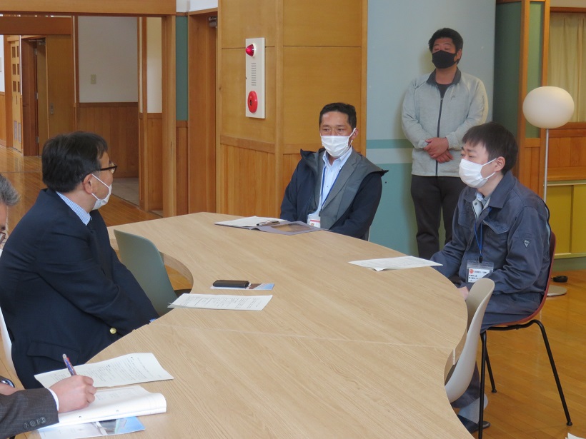 説明を受ける齋藤地方参事官