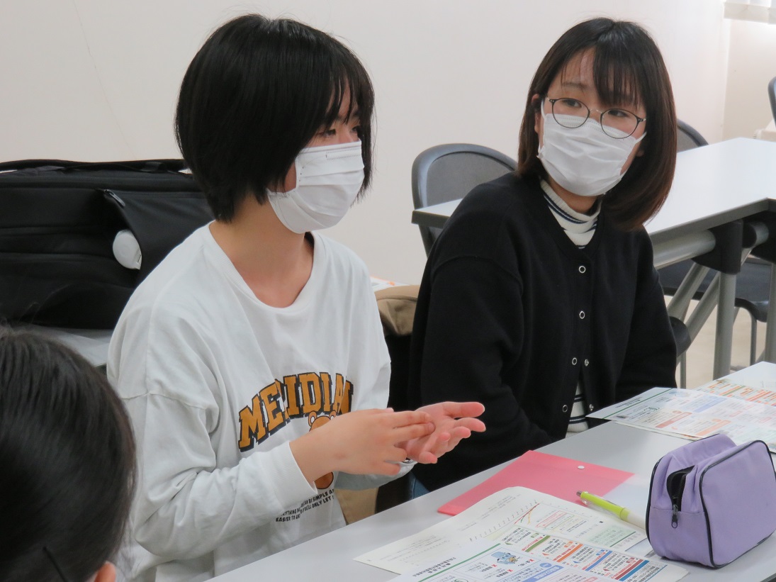 発言する大学生