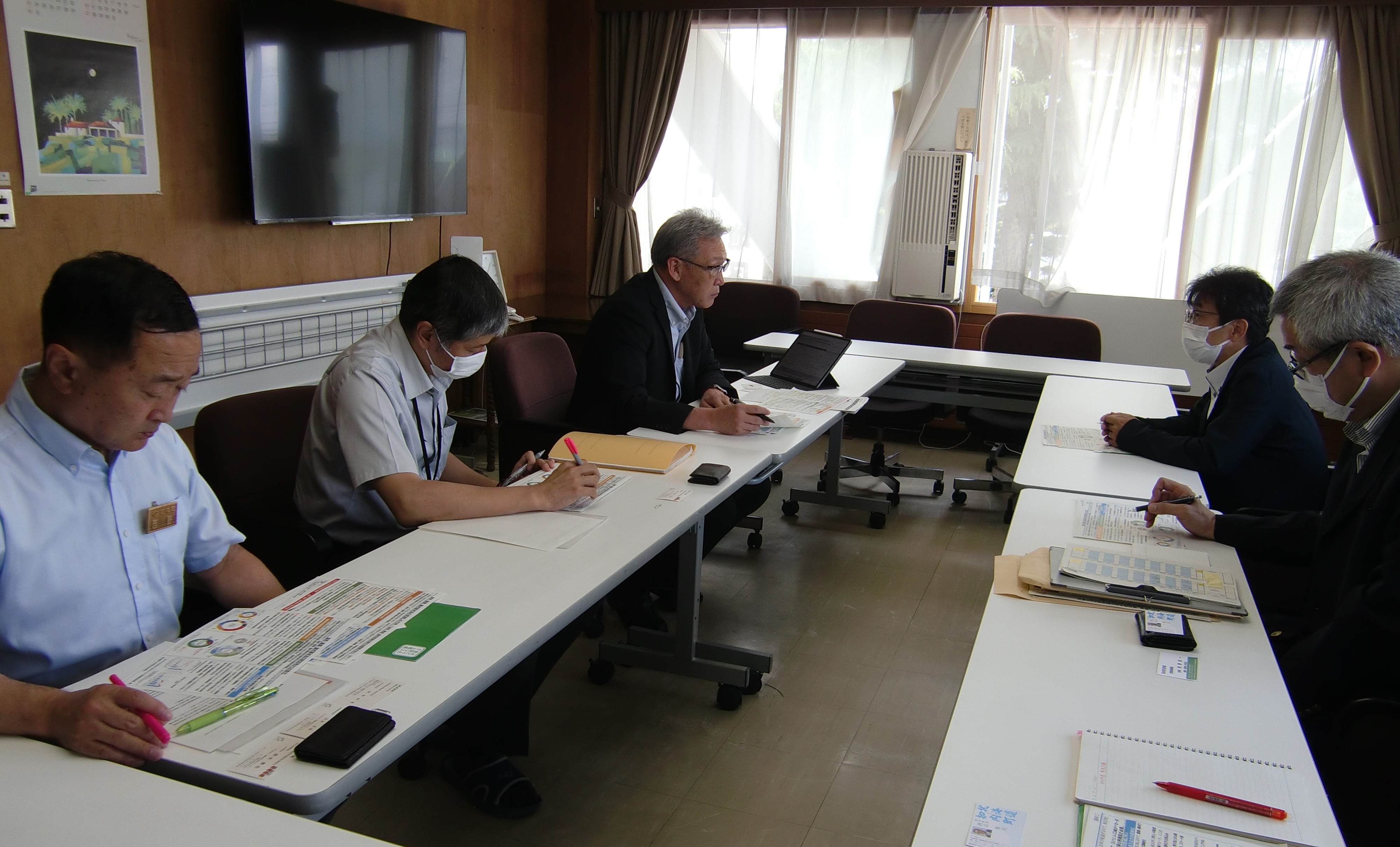 知内町長(左３人目)との意見交換