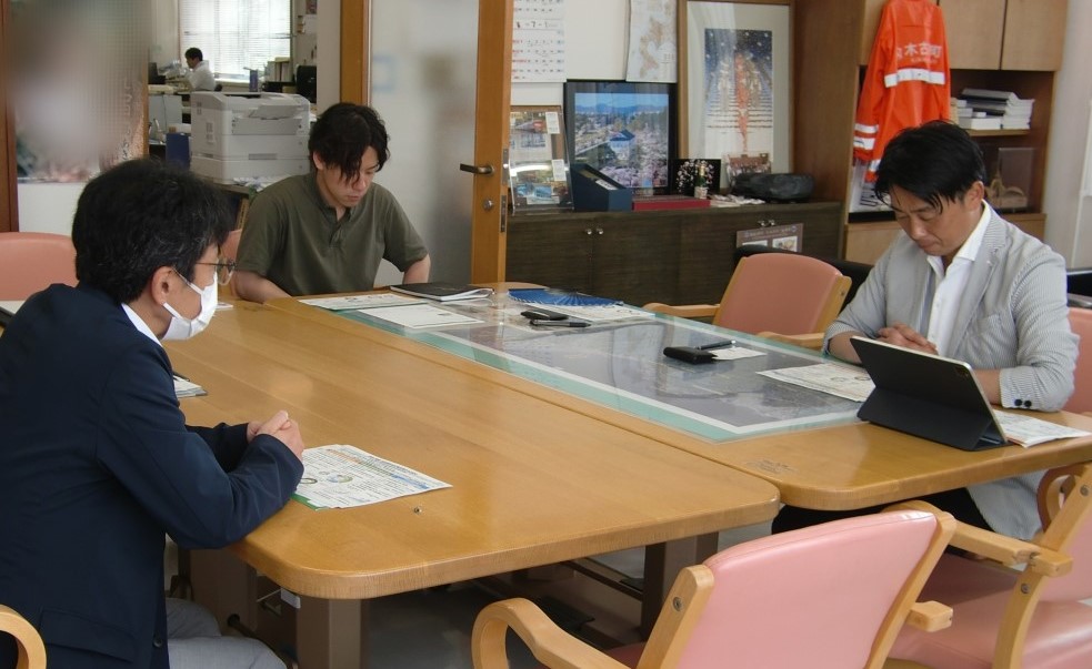 木古内町長(右側)との意見交換