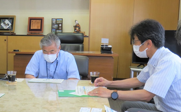 JA函館市亀田組合長(左側)との意見交換の様子