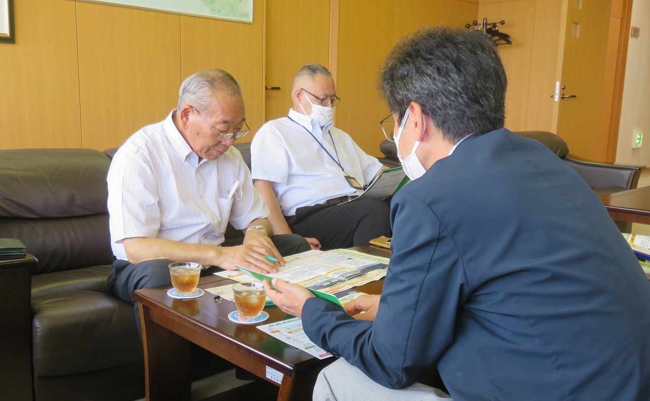 長万部町長（左側）との意見交換