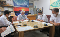 松前町長(左２人目)との意見交換の様子