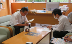 福島町長(左側)との意見交換の様子
