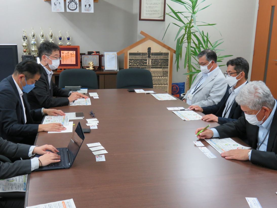 JA新はこだて横道組合長(右３人目)との意見交換の様子(令和5年6月29日)撮影