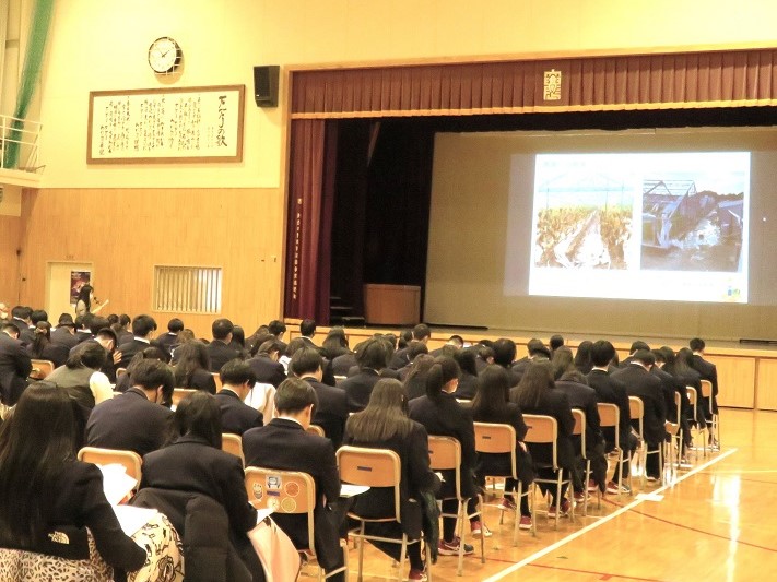 講義に耳を傾ける生徒