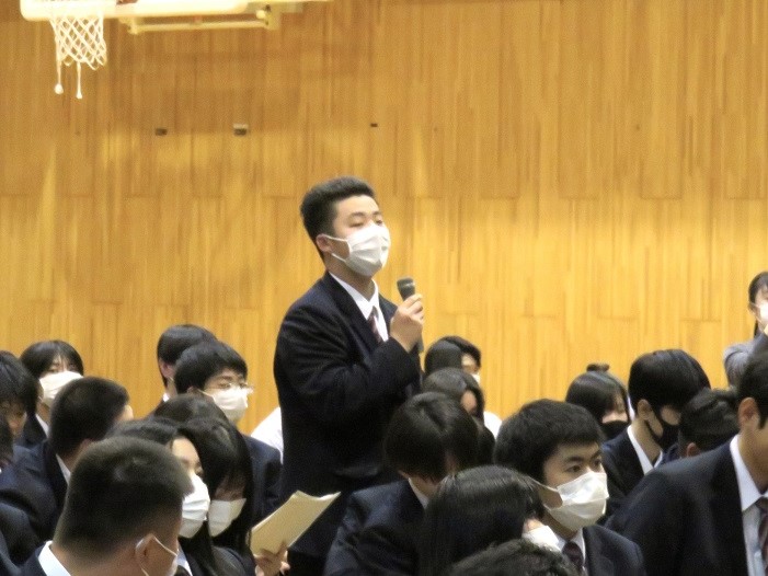 質問する生徒