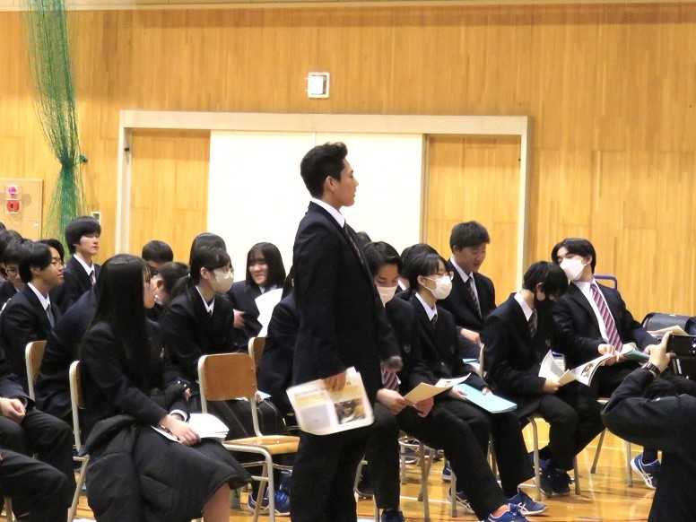 質問する生徒