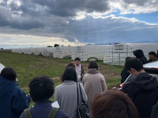 ほ場で栽培方法等の説明を受ける様子