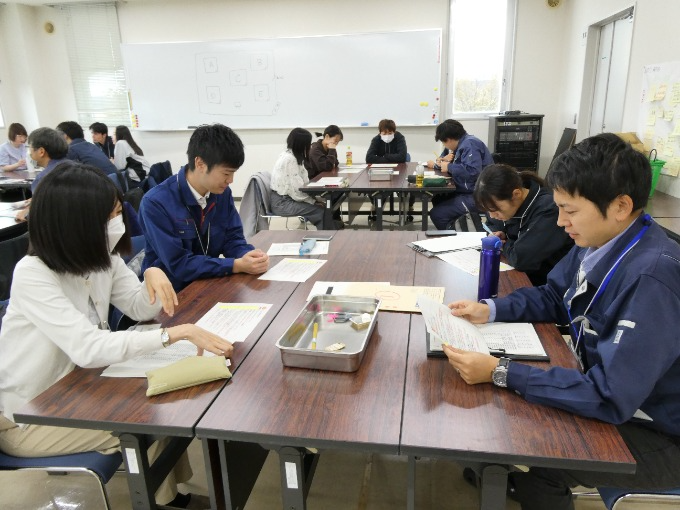 チームで知恵を出し合う様子