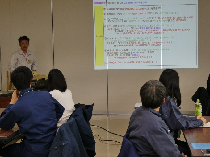 担当者からの総括に耳を傾ける様子