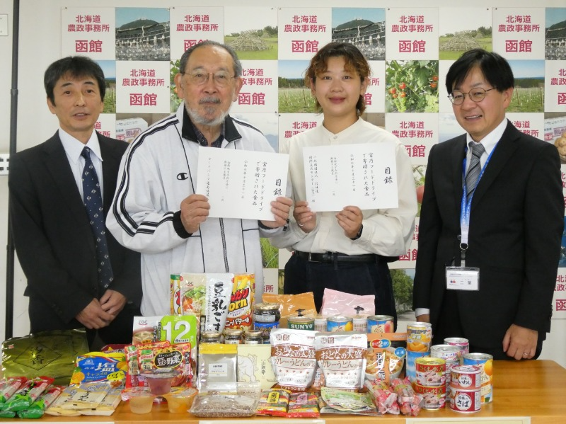 寄贈した食品とともに記念撮影