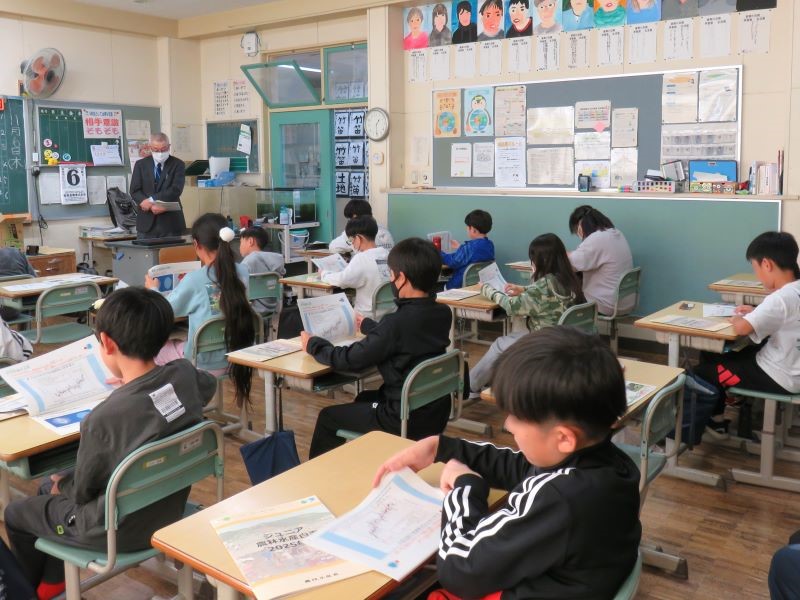 真剣に授業を受ける児童たちの様子