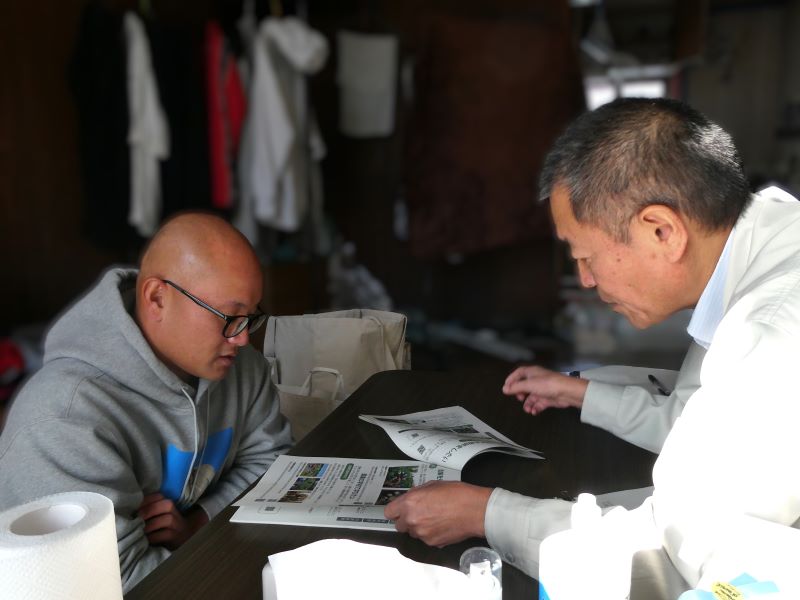 意見交換の様子（左：須田氏、右：農政事務所職員）