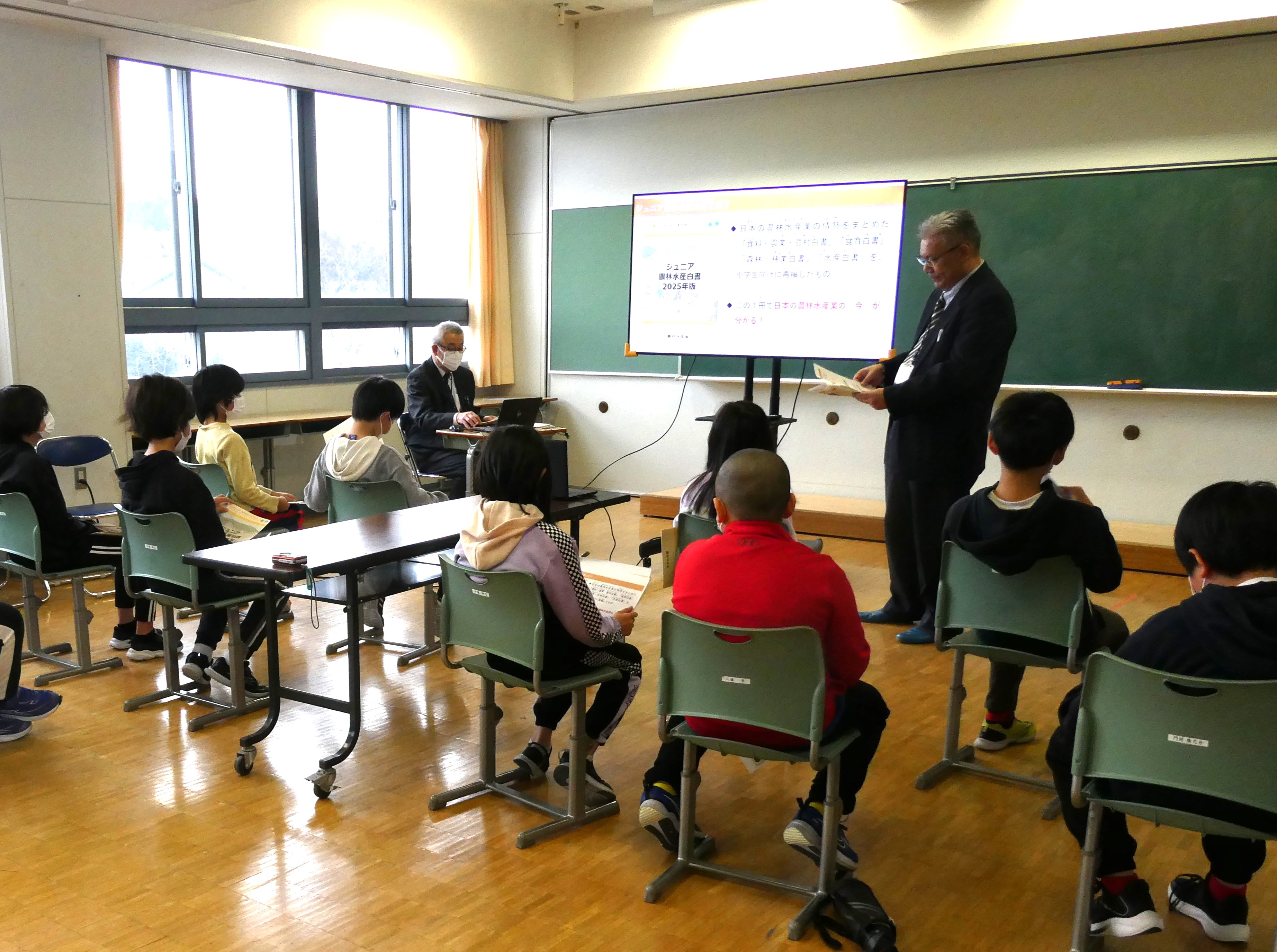 真剣に授業を受ける児童たちの様子