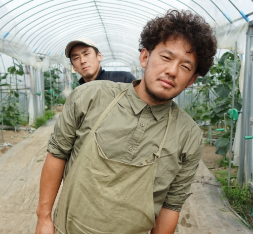 代表  松崎巧介さん。後方は弟の松崎拓也さん