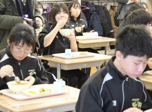 食事をする生徒（知内中学校）