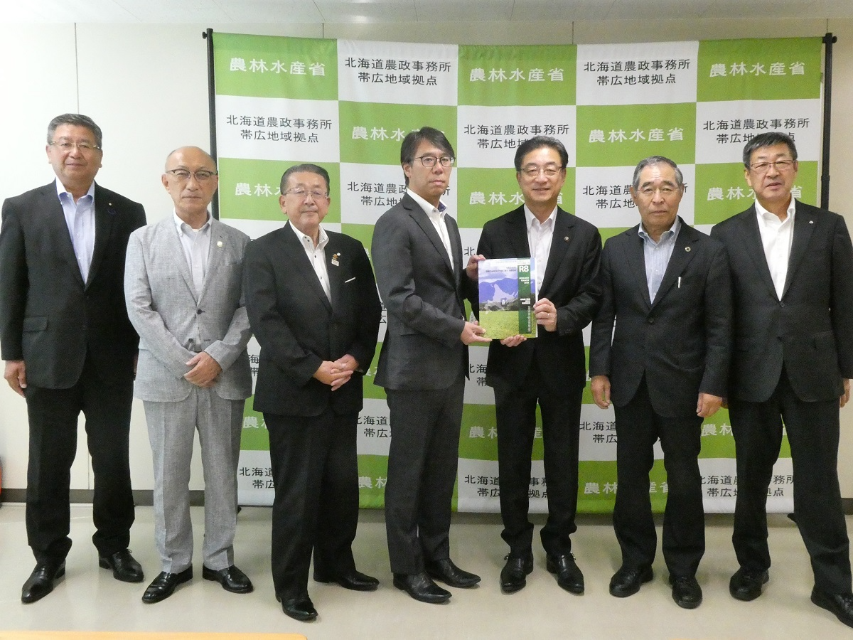 北海道十勝圏活性化推進期成会から要望書が提出されました。