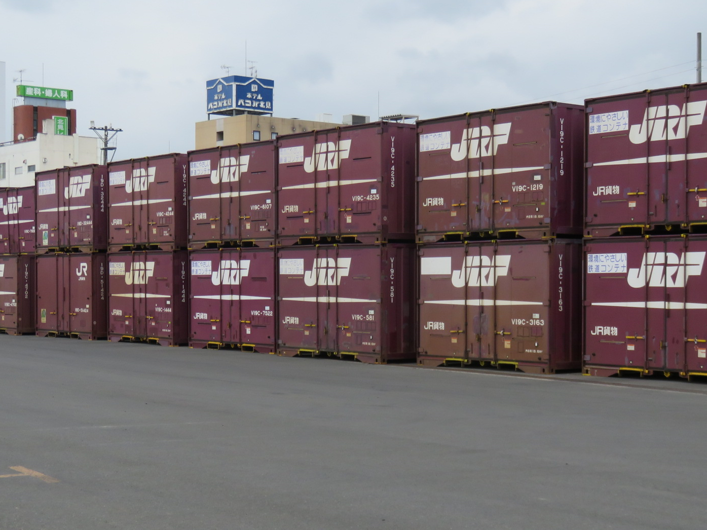 農産物の出荷に向けて、北見駅に続々と輸送用コンテナが集められています