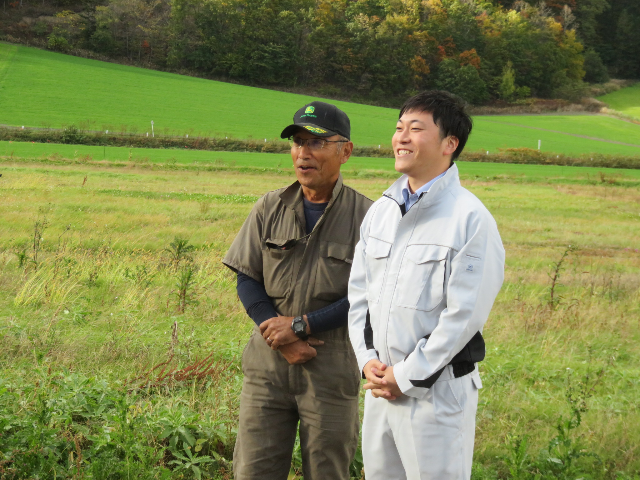ハッカ生産者の瀬川氏（左）とBUZZMAFFメンバー「ザワさん」（右）