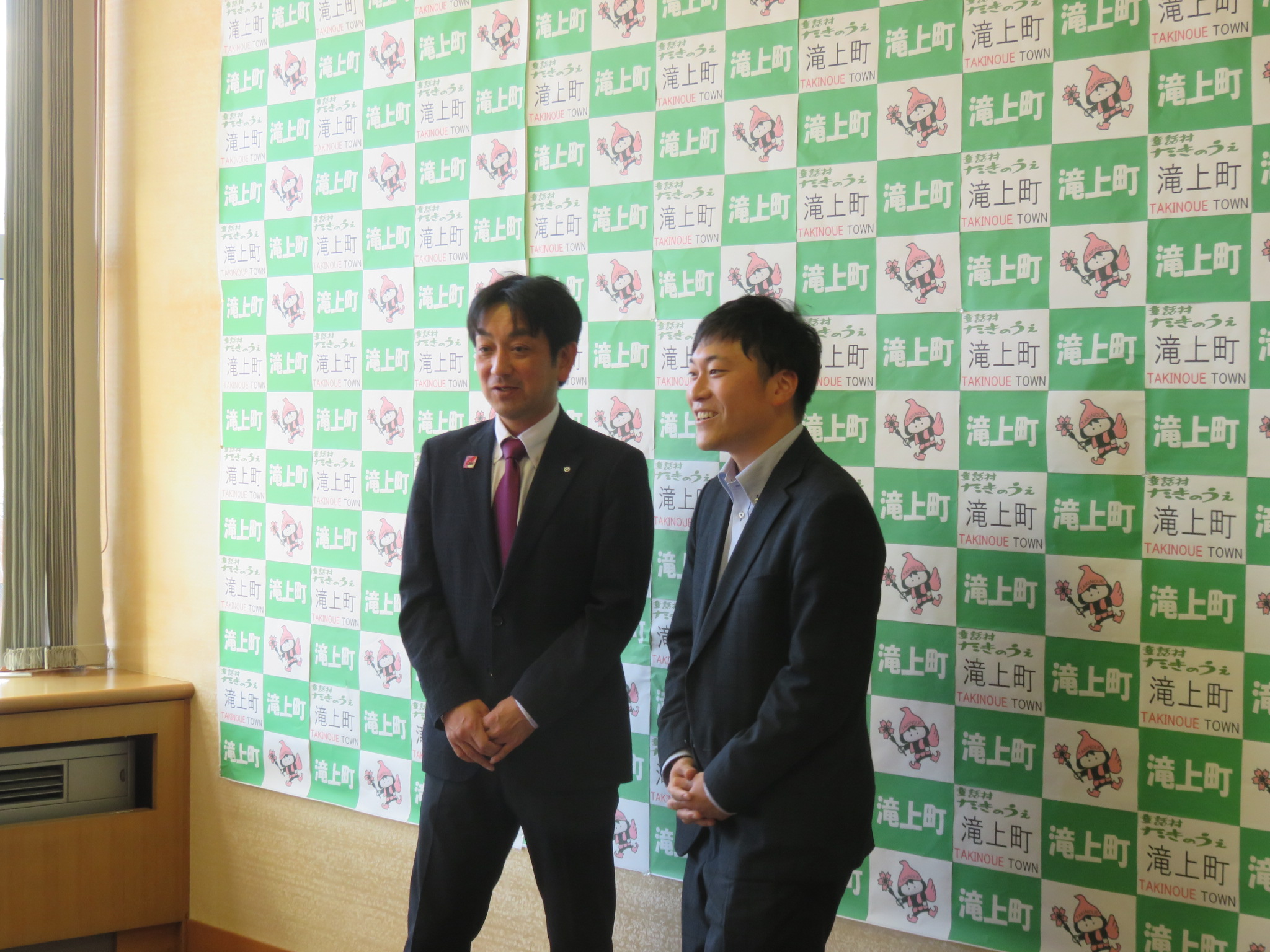 清原町長（左）とBUZZMAFFメンバー「ザワさん」（右）