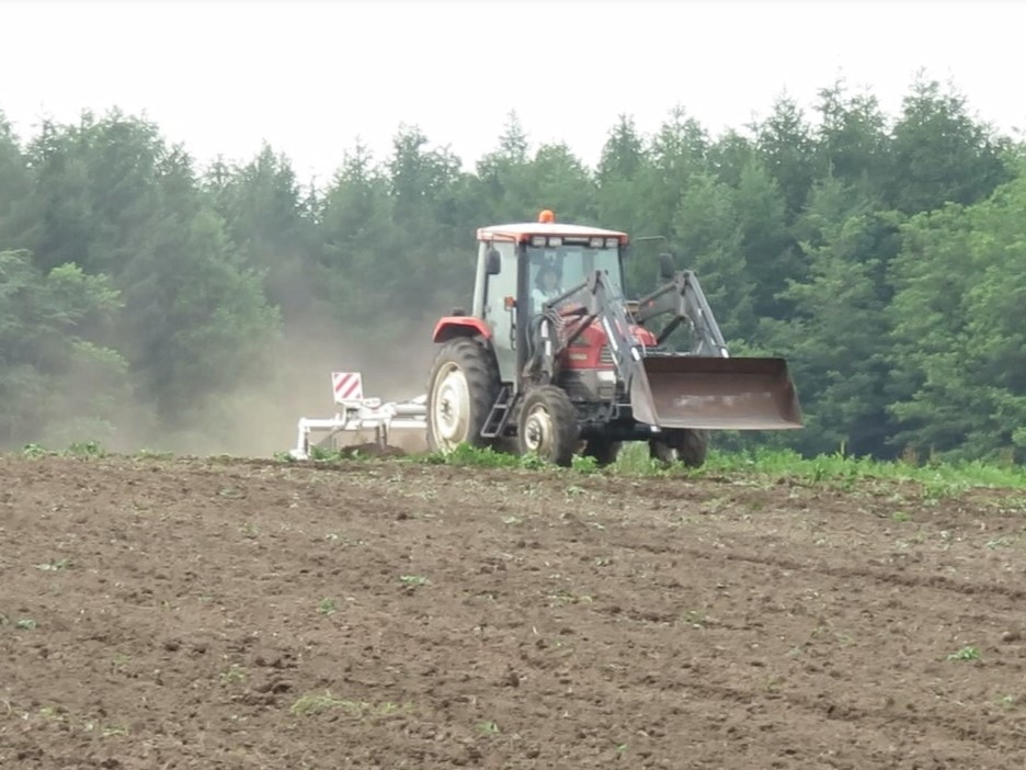 3_トラクターで耕起する幸枝さん