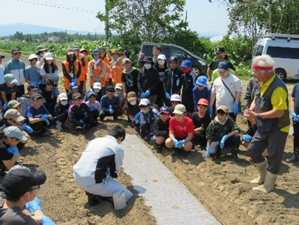 作業について説明する赤石社長（写真右端）