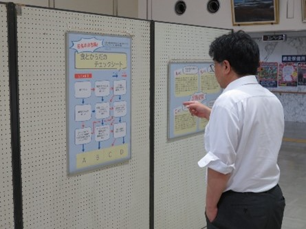 チェックシートに取組む来場者