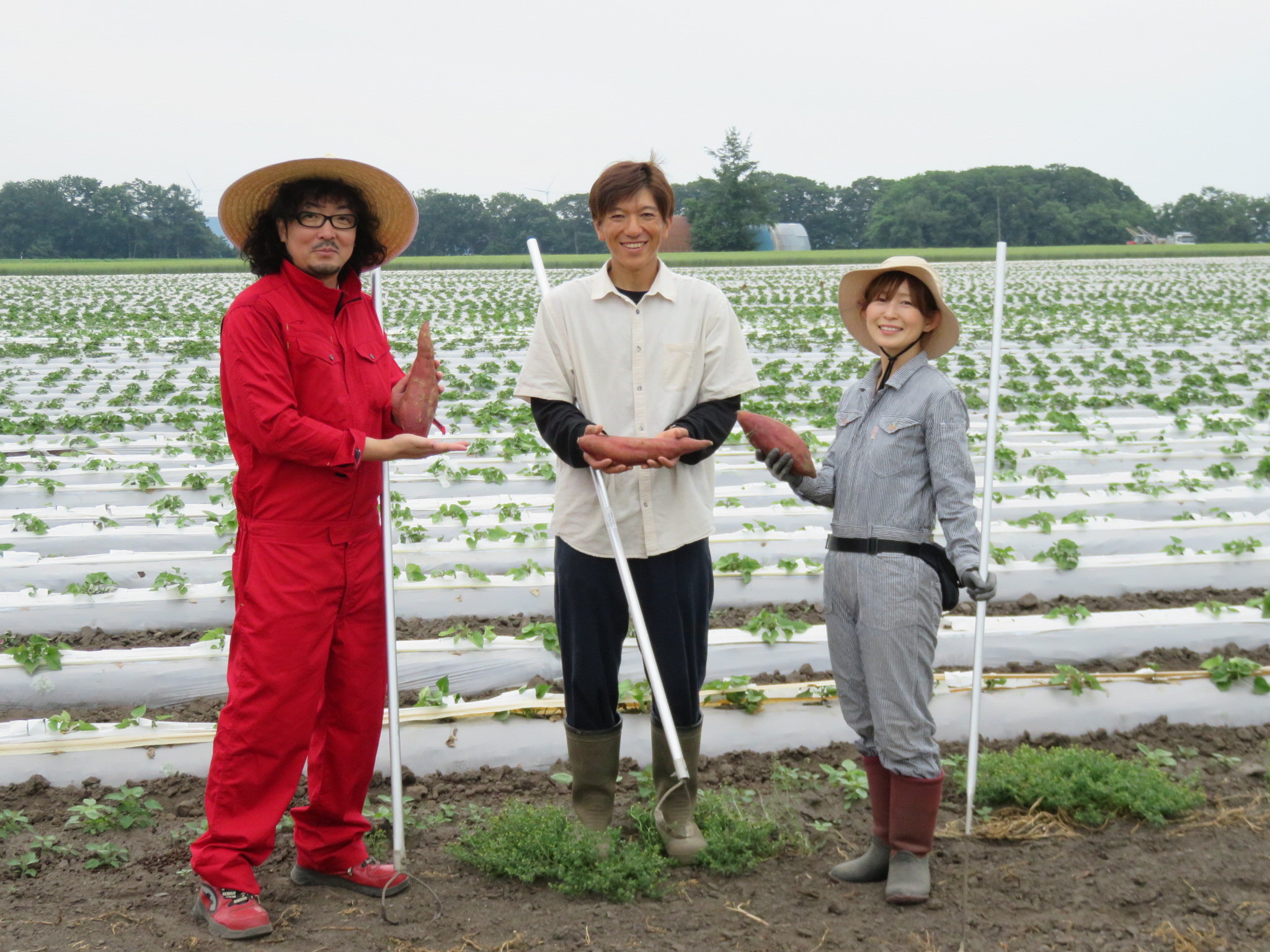 右から寺町真美氏・寺町太智氏（緑夢ファーム）、山口慎太郎氏（グチヤマラボ）