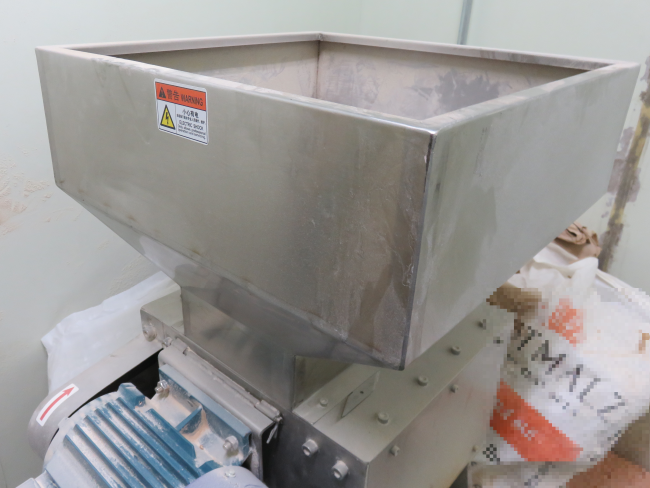 原料を砕いて混ぜ合わせるミル