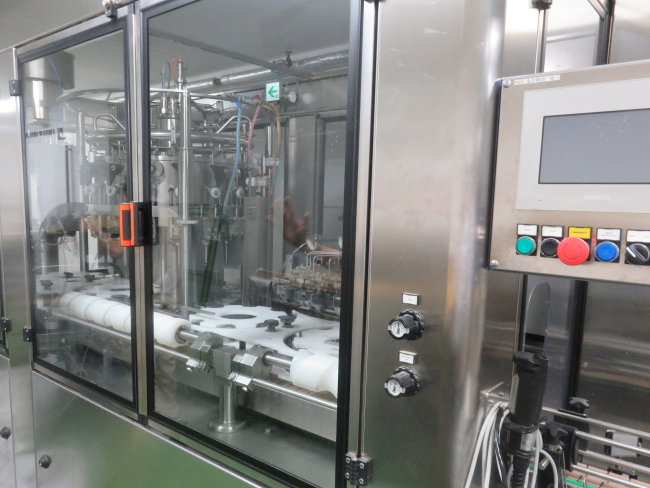 ビールをビンに詰める充填機