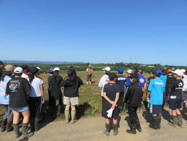 作業について説明を受ける児童たち