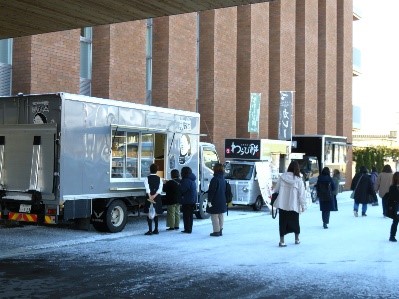 会場の外ではキッチンカーが集まりイベントを盛り上げていました。