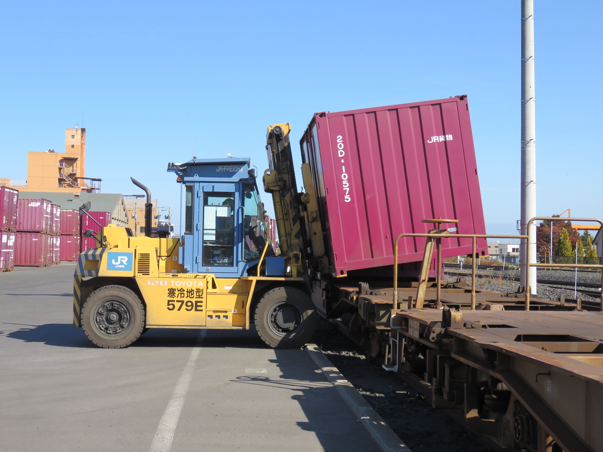 04_コンテナを玉ねぎ列車に積む様子（JR貨物北見駅）
