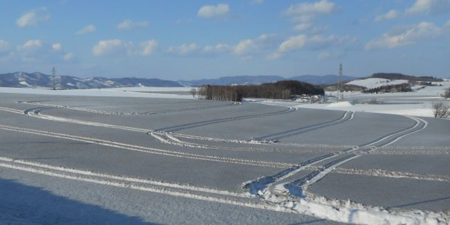 融雪剤を散布している畑の様子1