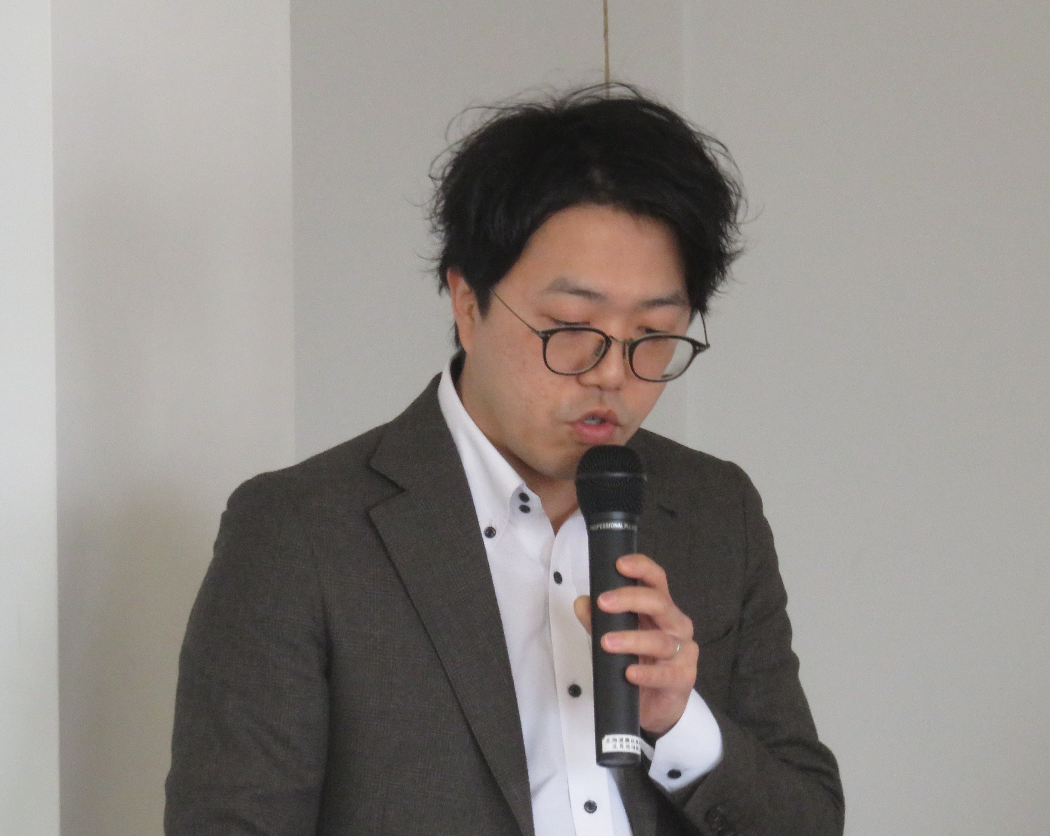 北海道“食”輸出産地支援プラットフォームのサポート体制などについて説明する北海道経済産業局の西坂係長